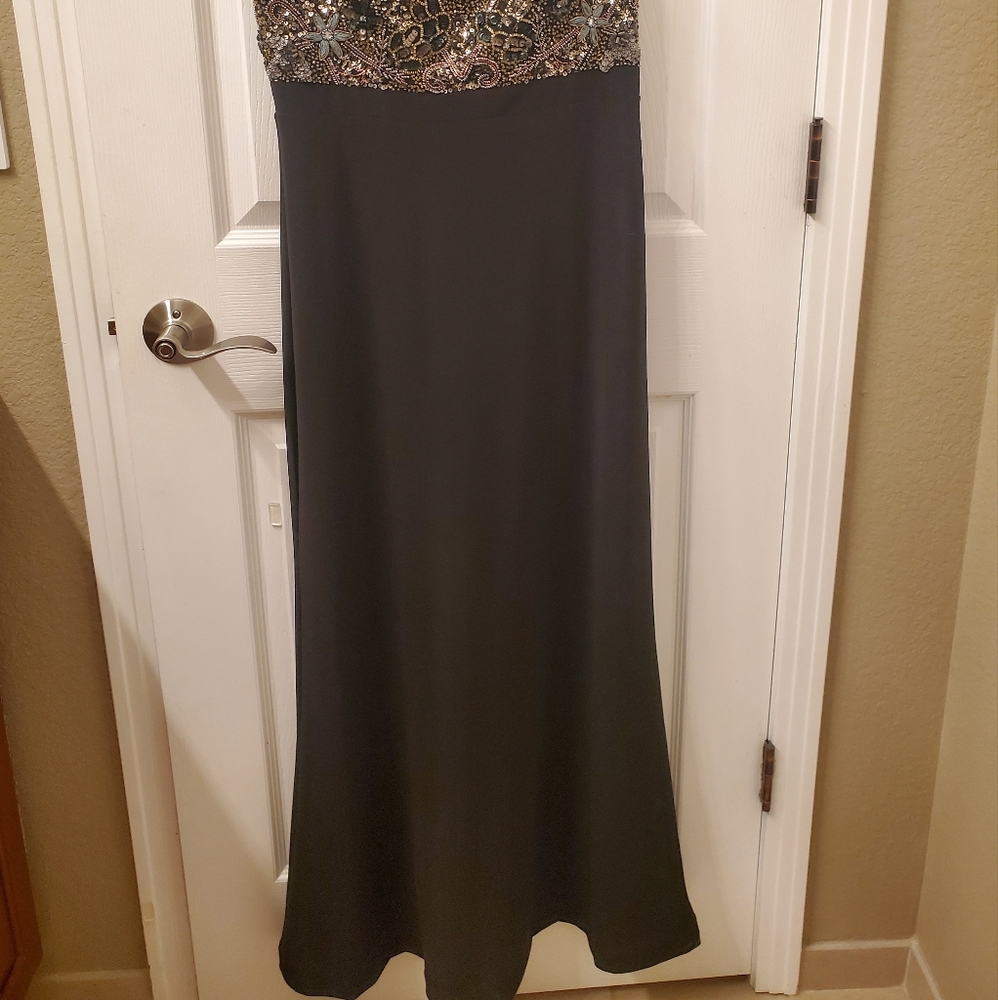 Adrianna Papell Elegant Black and Gold Sequin Embellished Long Dress - Picture 14 of 14